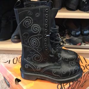 HTF DrMartens Le Voodoo 14 hole Boots